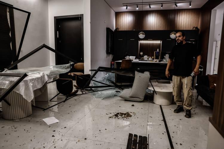 <p>İSRAİL'DE YIKIM ARTIYOR</p><p> </p><p>Bat Yam kentine düzenlenen saldırılar sırasında balistik füzenin isabet ettiği bir apartman çöktü.</p>