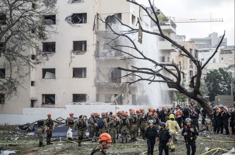 <p><strong>ARAMA KURTARMA ÇALIŞMALARI YAPILIYOR</strong></p>
<p>İsrail acil yardım servisi Kızıl Davut Yıldızı'nın gece saatlerinde açıkladığı verilere göre, başta Hayfa ve Tel Aviv olmak üzere birçok bölgesinde yerleşim yeri, enerji tesisleri ve kamu binalarına füzelerin isabet ettiği açıklandı.</p>
<p> </p>