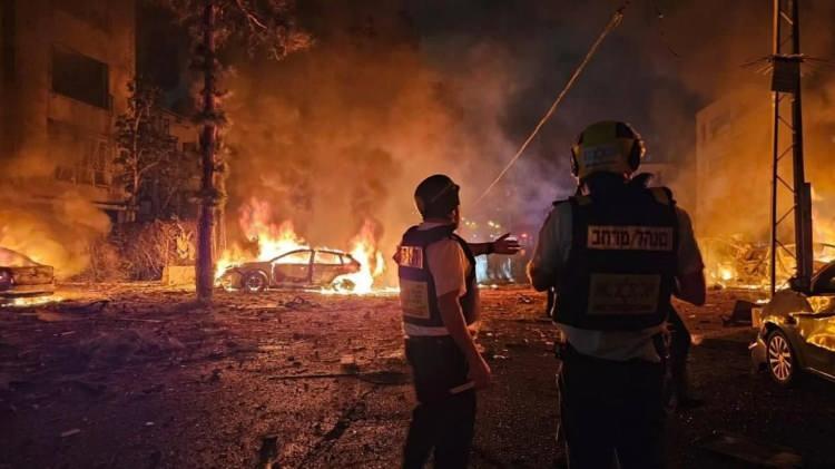 <p>Üssün farklı noktalarında patlamalar yaşanırken, olay anları güvenlik kameralarına yansıdı. </p>
<p> </p>