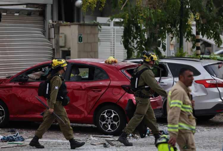 <p>ABD'nin saldırısının ardından İran'dan İsrail'e füze yağdı.<br /><br />İsrail'in Hayfa ve Tel Aviv şehirleri füzelerle vurulurken bölgede büyük patlamalar yaşandı.</p>