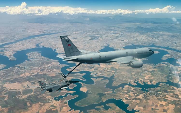 <p>Türk Hava Kuvvetleri bünyesinde yer alan Adana İncirlik'teki 10. Ana Jet Üs Komutanlığı'nda konuşlu 101'inci Havada Yakıt İkmal Filo Komutanlığı envanterindeki tanker uçaklar, 26 bin feet yükseklikte ve saatte 950 kilometre hızla giderken diğer uçaklara havada yakıt ikmali yaparak kesintisiz uçuş imkanı sağlıyor.</p>
<p>Anadolu Ajansı (AA) ekibi, İncirlik'teki 10. Ana Jet Üs Komutanlığı'nda konuşlu Asenalar Filo'nun havada yakıt ikmali için yaptığı hazırlıklardan, tanker uçağıyla F-16 ve F-4E/2020 Phantom savaş uçaklarına havada yakıt ikmali yapılmasına kadar tüm süreci görüntüledi.</p>
<p>Uçuş öncesi uçak komutanı, ekibiyle toplantı yaparak kullanacakları güzergah ve ikmal yapılacak uçakların özellikleriyle ilgili bilgi aldı.</p>
<p>Daha sonra piste geçen uçuş ekibi, KC-135R tipi tanker uçağın teknik brifingini aldı. Uçak komutanı son kontrolleri yaptıktan sonra ekip uçaktaki yerini alarak havalandı.</p>