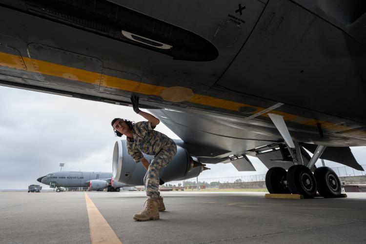 <p><strong>F-16'nın deposu yaklaşık 3 dakika içinde doldurabiliyor</strong><br />
<br />
101'inci Havada Yakıt İkmal Filo Komutanlığı diğer adıyla "Asenalar Filo", Türk Hava Kuvvetlerinin en önemli stratejik filolarından biri olarak görev alıyor.<br />
<br />
Temel görevi, havada yakıt ikmali sağlamak olan Filo, bu sayede savaş uçaklarının menzili ve havada kalış sürelerinin önemli ölçüde artırılmasına imkan veriyor.<br />
<br />
Asenalar Filo, KC-135R stratotanker tipi tanker uçakları kullanıyor. Bu uçaklar, bir F-16'nın deposunu havada yaklaşık 3 dakika içinde doldurabiliyor.<br />
</p>