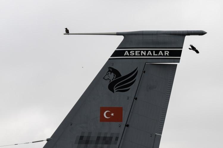 <p><strong>Sınır ötesi operasyonlarda etkin rol alıyor</strong><br />
<br />
Filo, Türkiye'nin özellikle sınır ötesi operasyonlarında etkin bir biçimde görev almasının yanı sıra 401. Test Filo'ya da test uçuşları sırasında havada yakıt ikmali desteği sağlıyor.<br />
<br />
Filo'nun personeli, zorlu görevler için yüksek eğitim ve donanım kazanmak için sürekli kendini güncelliyor. Operasyon öncesinde tüm detaylar titizlikle planlandıktan sonra yaklaşık 100 ton yakıtla havalanan tanker uçaklar, ihtiyaç halinde binlerce kilometre menzille kıtalar arası yolculuk yapabilme kabiliyetine de sahip.<br />
<br />
Aynı zamanda personel ve askeri malzeme nakli görevi de üstlenebilen tanker uçaklar 6 paletle 18 tona kadar da yük taşıyabiliyor.<br />
<br />
Tanker uçaklar, stratejik bir yetenek olduğu için bu filolara sahip ülke sayısı da oldukça kısıtlı. Türkiye, envanterinde stratotanker tipi tanker uçak bulunduran ülkeler arasında yer alıyor.<br />
<br />
Bu filo, Türkiye'nin sınır güvenliğinin sağlanmasında "çarpan etkisi" yaratıyor. Öte yandan, NATO görevlerinde de aktif kullanılan tanker uçaklar, dost ve müttefik ülkeler için de kıymetli bir hava aracı olarak ön plana çıkıyor.</p>