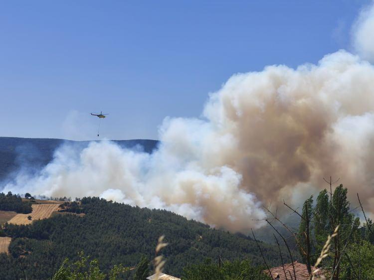 <p> </p><p>Sakarya AFAD'dan personel ve araçlarla olay yerine sevk sağlanmıştır. İl AFAD Müdürü beraberindeki ekip ile birlikte bölgeye intikal etmiştir. SASKİ tarafından 3 su tankeri olay yerine yönlendirilmiştir. SAKOM'dan alınan bilgiye göre yangından etkilenen herhangi bir vatandaş bulunmamaktadır. Sakarya Büyükşehir Belediyesi İtfaiyesi, yangın söndürme çalışmalarına destek amacıyla Bilecik ve Göynük İtfaiye birimlerinden takviye talep etmiştir. Geyve ve Taraklı Belediyelerinden toplam 2 Çevre Sağlık Birimi (ÇSB) ekipleri yangın bölgesine gönderilmiştir. Şu an itibari ile yangın bölgesinde; 105 personel, 24 araç, 7 yangın söndürme helikopteri ve 2 yangın söndürme uçağı ile müdahale çalışmaları devam etmektedir