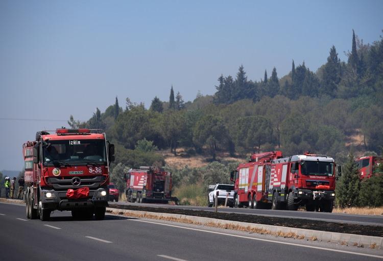 <p>İhbar üzerine bölge İzmir Orman Bölge Müdürlüğüne ait 6 uçak, 5 helikopter, 13 arazöz, 6 su ikmal ve 3 dozer sevk edildi.</p><p> </p>