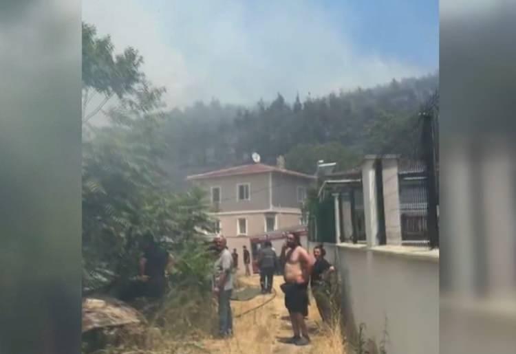 <p>Çıkan orman yangını rüzgarın etkisiyle kısa sürede büyüyerek yerleşim alanlarına sıçradı...</p><p> </p>