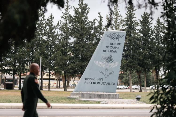 <p><strong>Havada yakıt ikmalinin detayları</strong><br />
<br />
Hava Uçak Bakım Astsubay Kıdemli Üstçavuş Kasapoğlu da muharip jet uçaklarına yaklaşık 3 metre mesafeden fiziki temas sağlayıp, azami dikkat ve emniyet unsurlarını da gözeterek gece ve gündüz şartlarında dakikada 1-1,5 ton yakıt aktarabildiklerini ifade etti.<br />
<br />
Kasapoğlu, harekat ve eğitim görevlerinin yanı sıra tanker uçakla toplamda 6 paletle 18 ton civarı yük ve azami 100 yolcuyu taşıyabildiklerini belirterek, şunları anlattı:<br />
<br />
<em>"NATO görevleri için müttefiki olduğumuz ülkelere, belirli bölgelerde kleransımız (yetki) olduğu müddetçe havada yakıt ikmal desteği sağlayabiliyoruz. Aynı zamanda yurt dışı tatbikatları için muharip uçaklarımıza hiç iniş yapmadan varabilmeleri adına yakıt desteği sağlayıp yurt dışı tatbikatlara da bu sayede katılımı gerçekleştirebiliyoruz. Tabii bizler yakıt ikmali esnasında özellikle bulut içi ve türbülanslı havalarda yakıt ikmali operatörleri olarak azami dikkat ve refleks gösteriyoruz. Havada gerçekleşebilecek herhangi bir aksaklık ya da acil durumları da simüle olarak, eğitim olarak çalışıp harbi hazırlık seviyemizde her zaman güncel tutuyoruz."</em></p>