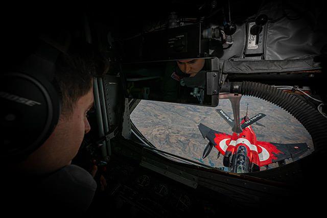 <p><strong>Asenalar, Gök Vatan'da savaş uçaklarıyla buluştu</strong></p>
<p>Diyarbakır üzerine gelen tanker uçak, burada önce F-4E/2020 Phantom ardından da F-16 savaş uçaklarıyla buluştu.</p>
<p>Gök Vatan'da 20 bin feet yükseklikte ve saatte 650 kilometre hızda gerçekleşen buluşmada F-4E/2020 Phantom savaş uçağı, tanker uçağın arka kısmına yanaştı.</p>
<p>"Boom" adı verilen aparatla gerçekleştirilen ikmal öncesinde boom operatörü uçakta kendisi için ayrılan yere geçti. Kurulan telsiz irtibatının ardından F-4E/2020 Phantom savaş uçağı yakıt ikmal kapağını açarak tanker uçağına yaklaştı. Tanker uçakta yer alan ikmal aparatı, boom operatörü tarafından F-4 pilotu tarafından açılan yakıt kapağına yerleştirildi.</p>
<p>Filo ekibi daha sonra saatte 950 kilometre hızla giderken de iki F-16 savaş uçağına havada yakıt ikmali yaptı. Her iki uçak aynı hızda giderken ikmal süratli bir şekilde yapılırken, ikmalin ardından uçaklar görevlerine devam etti.</p>
<p>Tüm uçaklara ikmal yapmak için yaklaşık 4 saat havada kalan filo ekibi, görevini başarılı şekilde tamamladıktan sonra 10. Ana Jet Üs Komutanlığı pistine dönüş yaptı.</p>
<p> </p>