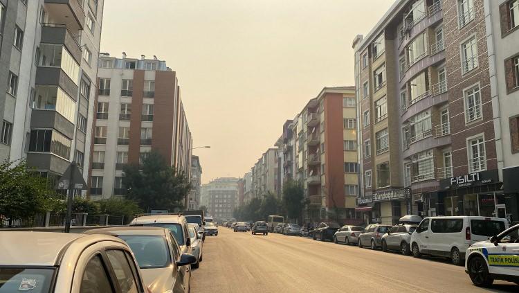 <p>Sakarya'nın Taraklı ilçesindeki ormanlık alanda çıkan ve Bilecik tarafına sıçrayan yangın nedeniyle oluşan yoğun duman, Eskişehir kent merkezini kapladı.</p><p> </p><p>Sakarya'nın Hacıyakup Paşalar mevkisinde dün ormanlık alanda çıkan ve Bilecik'in Gölpazarı ilçesine yayılan yangın nedeniyle oluşan duman, Eskişehir'e kadar geldi.</p><p> </p><p>Rüzgarla yayılan duman, kent geneline sis tabakası gibi çöktü.</p><p> </p><p>Duman kokusu da hissedilir düzeyde arttı.</p>