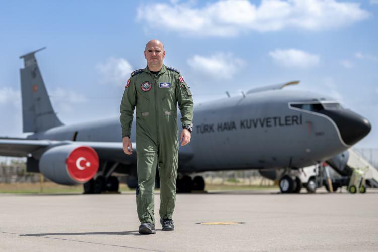 <p><strong>Filo savaş uçaklarına kesintisiz uçuş imkanı sağlıyor</strong><br />
<br />
101'inci Havada Yakıt İkmal Filo Komutanı Hava Pilot Albay Gönen, Asenalar Filo'nun asli görevinin, havadan yakıt ikmaliyle, savaş uçakları, erken ihbar ve kontrol uçaklarının havada kalış sürelerini uzattıklarını böylece uçakların ihtiyaç duyulan bölgede daha fazla görev yapabilmelerini sağladıklarını söyledi.<br />
<br />
Albay Gönen, filonun envanterinde bulunan KC-135R uçaklarının, uzun menzilli, yüksek irtifa ve yüksek sürat kabiliyetinde tasarlanıp üretilmiş dört motorlu jetler olduğunu vurgulayarak, şunları kaydetti:<br />
<br />
"Uçaklarımız sürekli modernizasyonlarla çağımıza uygun, gelişmiş ve güvenli aviyonik sistemlerle donatılmıştır. Havadan yakıt ikmalinin yanı sıra kargo taşıma kabiliyetiyle muharip uçaklarımızın kendi meydanlarından oldukça uzak bölgelerde görev yapabilmelerini ve görev verildiğinde dünyanın herhangi bir yerine intikal etmelerini sağlıyoruz. Bu nedenle tanker uçakları tüm dünyada bir kuvvet çarpanı olarak değerlendirilmekte ve yüksek değerliği bulunan hava unsuru olarak tanımlanmaktadır. 101. Havada Yakıt İkmal Filo Komutanlığı olarak, 30 yıllık tecrübe ve birikimimizle bugüne kadar olduğu gibi, bundan sonra da görev verilen yerde ve zamanda bayrağımızı gururla dalgalandırmaya devam edeceğiz."<br />
</p>