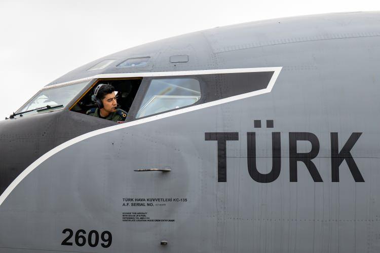 <p><strong>"1 dakikada verilen yakıt, bir arabanın bir yıllık ihtiyacını karşılayabiliyor"-</strong><br />
<br />
Havada yakıt ikmalinin yapıldığı boom sistemi, uçağın kuyruk kısmına bağlı olan iç içe geçmiş iki borudan oluşuyor. Borular, yakıt ikmali için açıldığında 14 metre uzunluğa ulaşıyor.<br />
<br />
Tanker uçağından bir dakikada verilen yakıt, bir arabanın bir yıllık ihtiyacını karşılayabiliyor. Uçağın lastikleri için kullanılan malzemeden 100 otomobil lastiği üretilebiliyor.<br />
<br />
Uçakta taşınacak maksimum yakıt bir arabanın 46 yıllık ihtiyacına karşılık geliyor. Uçaktan 8 dakikada verilen yakıt ise bir benzin istasyonunun pompasından ancak 24 saatte verilebiliyor.</p>