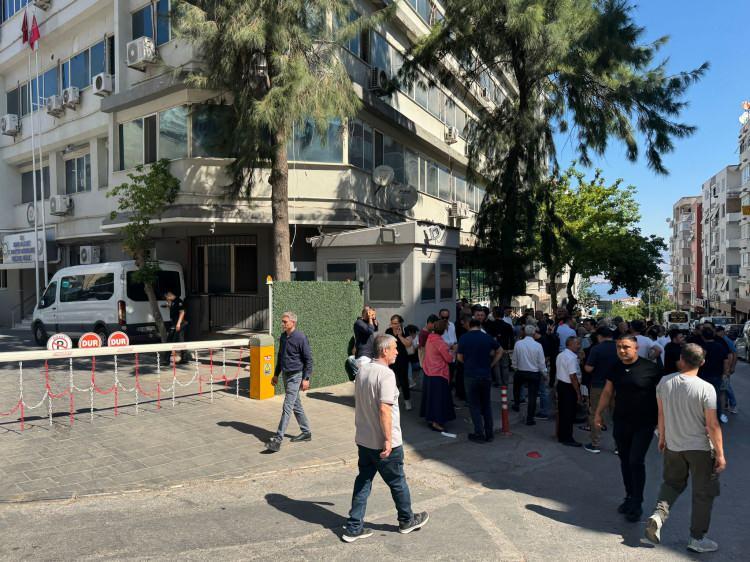 <p>İzmir'deki şafak operasyonunun yankıları sürüyor.</p>
