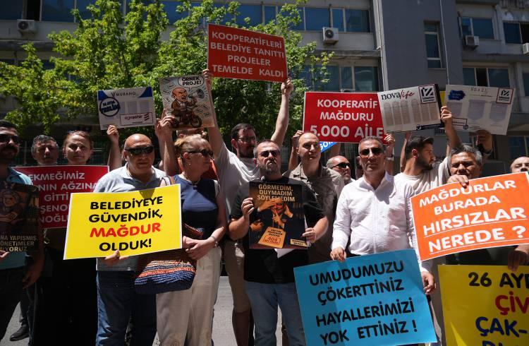 <p>İhale usulsüzlükleri, nitelikli dolandırıcılık ve yersiz ödemeler gibi suçlamaların yer aldığı şu ana kadarki beş ayrı soruşturma dosyasında, toplam mali zararın yaklaşık 586 milyon TL'ye ulaştığı tespit edildi.</p>
