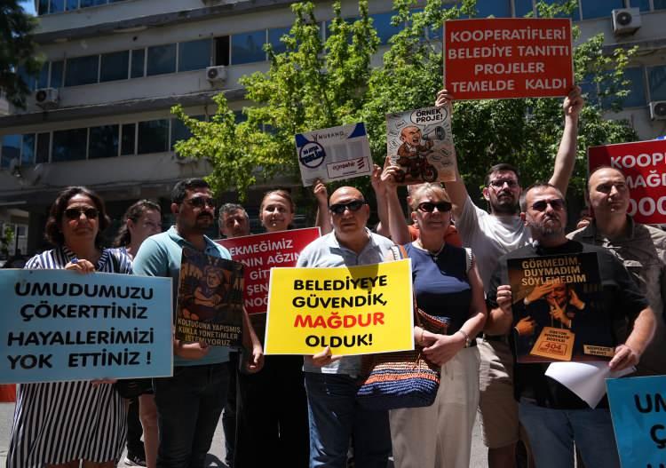 <p>Karşıyaka Örnekköy kentsel dönüşüm projesinde, İZBETON'un iki ayrı konut yapı kooperatifi ile imzaladığı sözleşmeler nedeniyle 41.935.079,38 TL zarara uğratıldığı iddia ediliyor. 2024/155524 sayılı soruşturma dosyasında şüpheli olarak yer alan isimler dikkat çekiyor:</p>

