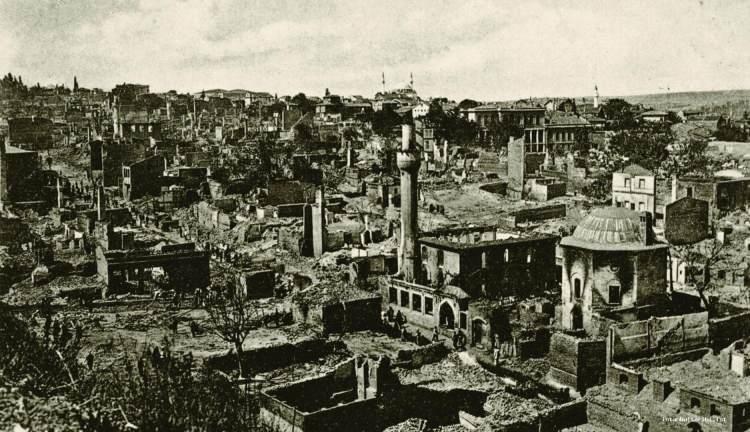<p><span style="color:#B22222"><strong>1870 Büyük Beyoğlu Yangını (İstanbul)</strong></span></p>

<p> </p>

<p><br />
<span style="color:#B22222"><strong>Tarih: </strong></span>5 Haziran 1870</p>

<p><span style="color:#B22222"><strong>Zarar:</strong></span></p>

<p><strong>Yaklaşık 3000 bina yandı</strong></p>

<p>Galatasaray çevresi yok oldu.</p>

<p>İstanbul tarihinin en büyük şehir yangınlarından biri.</p>
