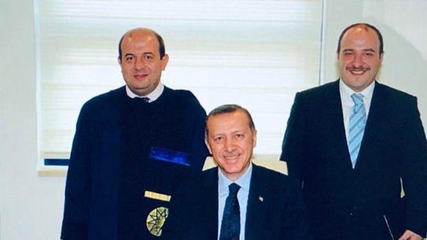 <p><span style="color:#FF0000"><strong>İLHAN VARANK</strong></span></p>
<p> </p>
<p>AK Parti Bursa Milletvekili Mustafa Varank'ın ağabeyi Prof. Dr. İlhan Varank, 15 Temmuz gecesi önce Vatan Caddesi’ne gitti. Oradaki direnişin sonuç vermesi ve darbecilerin teslim olmasından sonra ise İstanbul Büyükşehir Belediyesi’ne koştu. Belediye önünde halka ateş açan darbeciler tarafından vurularak şehit edildi.</p>