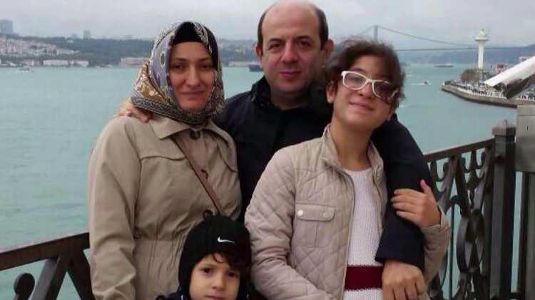 <p><strong>“Burası Çanakkale’dir”</strong></p>
<p> </p>
<p>Darbeciler ele geçirdikleri İBB'nin Başkanlık Girişi önünde halkı hedef alarak ateş etmeye başladı. Her sıkılan kurşunda bir kişi yere düştü. Etrafındaki insanlara ağabeylik yapıp onları koruyan Varank, gençlere ateş edilen yerleri göstererek uyardı. Prof. Dr. İlhan Varank, “Burası Çanakkale'dir” diye bağırdığı sırada darbecilerin sıktığı kurşunla yer düştü. Yarası ağırdı ama o pes etmedi, etrafındaki insanlara “Sakın korkmayın” dedi. Varank’ı hemen bir arabaya bindirip hastaneye gönderdiler. İlhan Hoca hastanede şehit düştü.</p>
<p> </p>
<p>İlhan Varank’ın vurulduğu yerde kalan telefonu, kısa bir süre sonra çaldı. Yardım ettiği gençlerden biri telefonu açtı ve "Ağabey, bu telefonun sahibi çok yiğit biriydi, az önce vuruldu, götürdüler" dedi.</p>