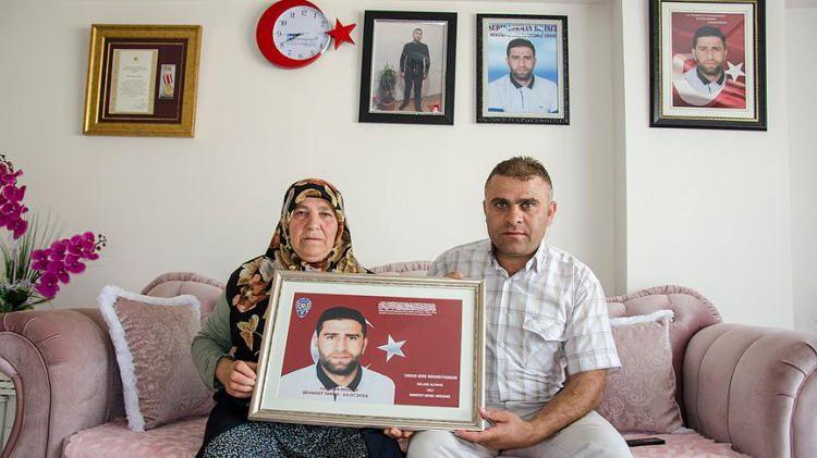 <p><span style="color:#FF0000"><strong>LOKMAN BİÇİNCİ</strong></span></p>
<p> </p>
<p>15 Temmuz Şehidi Lokman Biçinci, Kahramankazan’da darbeye direnmek için meydanlara indi. Evden çıkmadan önce ailesine karşı hayattaki son sözleri ise “Siz çayı demleyin ben hemen geleceğim” oldu.</p>
<p> </p>
<p>Şehit ablası Ayten Doğulu, şehidin darbe olduğunu televizyonda öğrenmesinin ardından kapının oraya üzerine beyaz kıyafet giyerek gittiğini belirterek, “Üzerindeki beyaz bir kıyafetle bize el salladı ve ‘Siz çayı demleyin ben hemen geleceğim’ dedi. Biz 11 kardeşim, şu an da 9 kardeşiz. Şehit ablası olmaktan gurur duyuyorum. Sonra saat 06.00’da anneme bir telefon geldi ve ‘Hastaneye gelin’ dediler. Annemle hastaneye gittik ve bize ‘Morga inin’ dediler. Sonra morga indik ve üzerindeki şeyi kaldırınca oğlan kardeşim olduğunu gördüm. Gözleri açık bir şekilde, bembeyaz, gülümsüyor yüzümüze” dedi.</p>