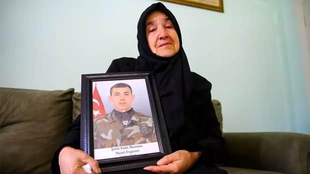 <p>26 yaşında şehit düşen Ergüven'in Kahramanmaraş'ın Türkoğlu ilçesinde yaşayan ablası Esme Ergüven, AA muhabirine yaptığı açıklamada, 15 Temmuz gecesi kardeşiyle en son kendisinin görüştüğünü söyledi.</p>
<p> </p>
<p>Darbe gecesi televizyonda Başbakan Binali Yıldırım'ı izlerken Ankara'da saldırılar olduğunu öğrendiğini, bunun üzerine kardeşini telefonla aradığını anlatan Ergüven, "Kardeşimle telefonla görüşürken çok değişik sesler geldi. Kurşun sesleri, o havadaki gürültüler ve uçak sesleri... Durumunu sordum. 'Çok iyiyim merak etmeyin' dedi ama oradan halen kurşun, uçak ve helikopter sesleri geliyordu." diye konuştu.</p>