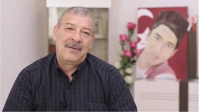<p>Erdal bey darbe girişimi günü yaşananları şu şekilde anlattı: </p>
<p> </p>
<p>"15 Temmuz darbe girişimi günü ise annesine 'Ben de gideceğim. Vatan elden gidiyor. Hakkını helal et' deyip çıkmış dışarı. Yolda mahalle sakinlerine seslenip 'Siz de sokağa çıkın şehit olmaya gelen yok mu?' demiş. Sokağa çıktığını öğrenince oğlumu aradım ama telefonu açmadı. Askere gidecek olan oğlum 15 Temmuz'da helikopter atılan kurşunla şehit oldu. Çocukluktan beri şehit olmak isterdi.</p>