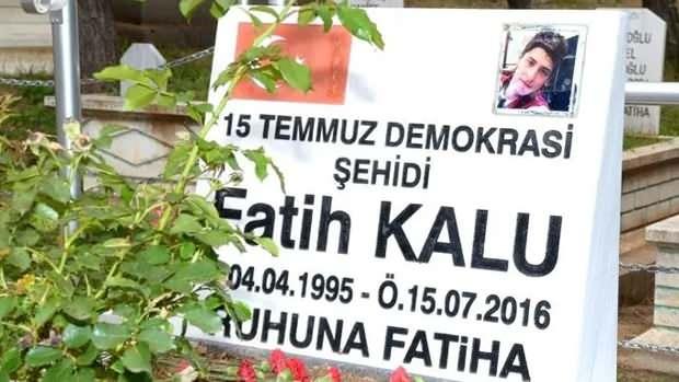 <p><span style="color:#FF0000"><strong>FATİH KALU</strong></span></p>
<p> </p>
<p>Bolu Abant İzzet Baysal Üniversitesi Bilgisayar Programcılığı Bölümü öğrencisi 21 yaşındaki Fatih Kalu, 15 Temmuz hain darbe girişimini öğrenir öğrenmez vatanını savunmak için Ankara'da sokağa çıktı. İlk olarak Milli İstihbarat Teşkilatı (MİT) binası önüne sonra Cumhurbaşkanlığı Külliyesi'ne geçti. Burada FETÖ'cü hainlerin helikopterden açtığı ateş sonucu vurularak şehit düştü.</p>
<p> </p>
<p>Şehit babası Erdal Kalu ise; oğlundan habersiz gece boyunca Genelkurmay Başkanlığı önünde kurşunlara aldırış etmeden yaralıları taşıdı. </p>