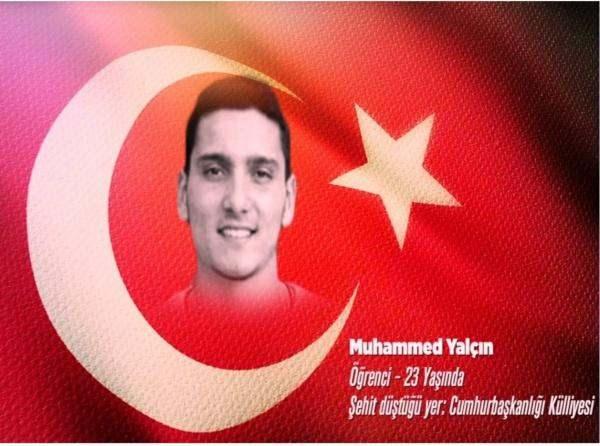 <p>Cumhurbaşkanlığı Külliyesi'nin önü. Babası Selahattin Yalçın, televizyon başında gözyaşlarıyla izliyordu olup biteni. Oğluyla telefonda konuştu,yalvardı: "Oğlum bomba atıyorlar, dön geri." Ama aldığı cevap yüreğini dağladı: "Baba, vatan elden gidiyor! Ben şehit olacağım..."</p>
<p> </p>
<p>Sabahın ilk ışıklarıyla birlikte, saat 06.10'da son kez konuştu babasıyla. Sesinde bir heyecan vardı, bir de kararlılık. "Baba, çok yakınımıza bomba attılar." dedi. Ardından büyük bir patlama duyuldu telefonda... Sonra ayak sesleri... Sonra sessizlik.</p>