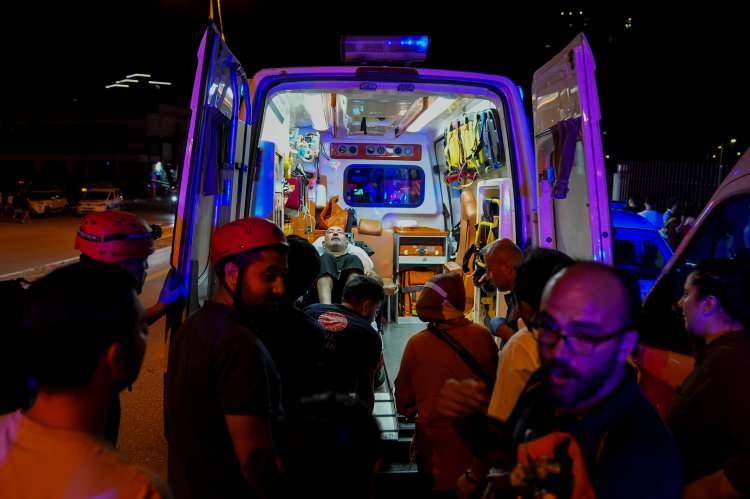 <p>Yangın nedeniyle 7'si itfaiye personeli olmak üzere toplam 39 kişi de dumandan etkilendi. Bu kişiler, ambulanslar ile çevredeki hastanelere kaldırıldı.</p><p> </p>