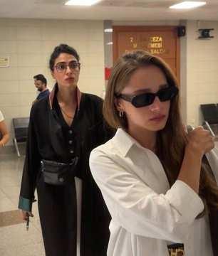 <p><span style="color:inherit">Serenay Sarıkaya, Hande Erçel ve Miray Daner, Ayşe Barım’ın tutukluluğunun devamına karar verilmesi üzerine gözyaşları içinde görüntülendi.</span></p>