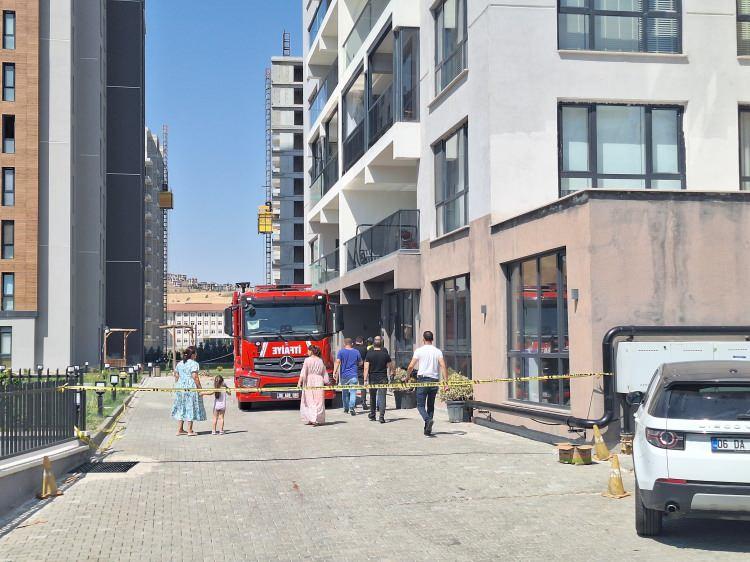 <p>Yan bloktaki sitedekilerin kendi imkanlarıyla 1 gün önce alarm sistemi yaptırdığı ve kontrol ettirdiği ancak yangın çıkan blokta bu işlemin yapılmadığı belirtildi.</p><p> </p>