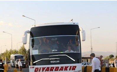 <p>Programı takip etmek için Diyarbakır'dan yola çıkan heyet, Habur Sınır Kapısı üzerinden Kuzey Irak'a geçiş yaptı. </p>
