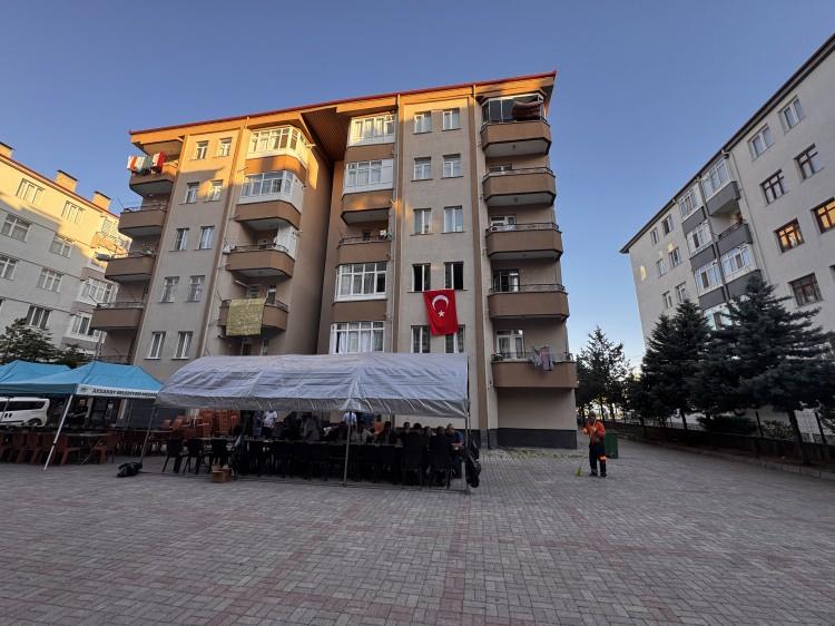 <p><span style="color:#B22222"><strong>AKSARAY</strong></span></p>

<p> </p>

<p>Irak'ın kuzeyindeki Pençe-Kilit Harekatı bölgesinde yürütülen mağara araması faaliyeti esnasında zehirli gaza maruz kalarak şehit olan Piyade Sözleşmeli Er Özkan Özkanlı'nın şehadet haberi, Aksaray'daki ailesine ulaştı.</p>

<p> </p>
