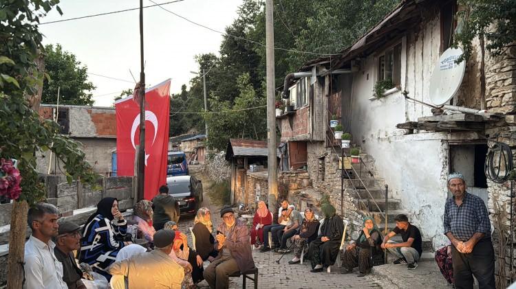 <p><span style="color:#B22222"><strong>BALIKESİR</strong></span></p>

<p> </p>

<p>Irak'ın kuzeyindeki Pençe-Kilit Harekatı bölgesinde yürütülen mağara araması faaliyeti esnasında metan gazına maruz kalarak şehit olan Piyade Sözleşmeli Er Ahmet Kuşak'ın (23) şehadet haberi, Balıkesir'deki ailesine ulaştı.</p>

<p> </p>
