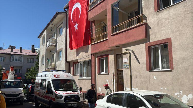 <p><span style="color:#B22222"><strong>SİVAS</strong></span></p>

<p> </p>

<p>Şehit Uzman Çavuş Ümit Üzüm'ün Sivas'taki ailesine şehadet haberi verildi.</p>

<p> </p>
