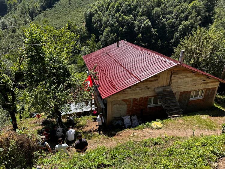 <p>Pençe-Kilit Harekat bölgesinde bir mağarada arama tarama faaliyeti sırasında metan gazına maruz kalarak şehit olan Uzman Çavuş Kani Obi'nin şehadet haberi, Ordu'daki ailesine ulaştırıldı. Türk bayrağı asılan şehidin evine, acı haberin duyulmasıyla yakınları ve komşuları da geldi.</p>

<p> </p>
