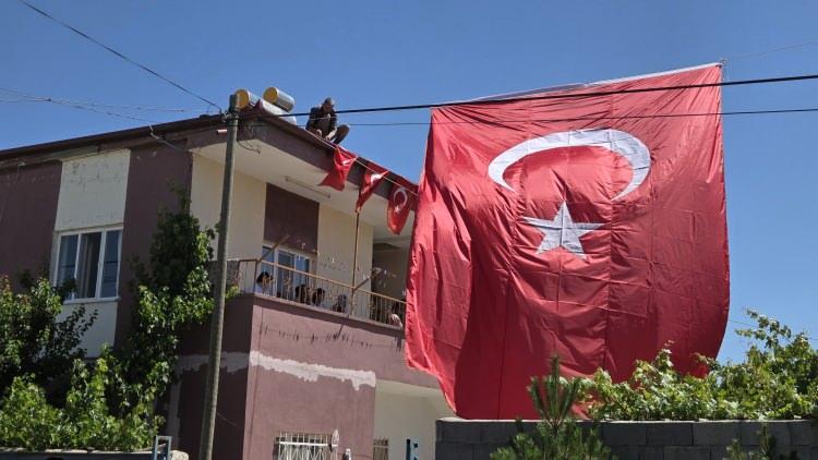<p><span style="color:#B22222"><strong>NİĞDE</strong></span></p>

<p> </p>

<p>Şehit Piyade Uzman Çavuş Enver Yaman'ın Niğde'deki ailesine şehadet haberi verildi.</p>

<p> </p>
