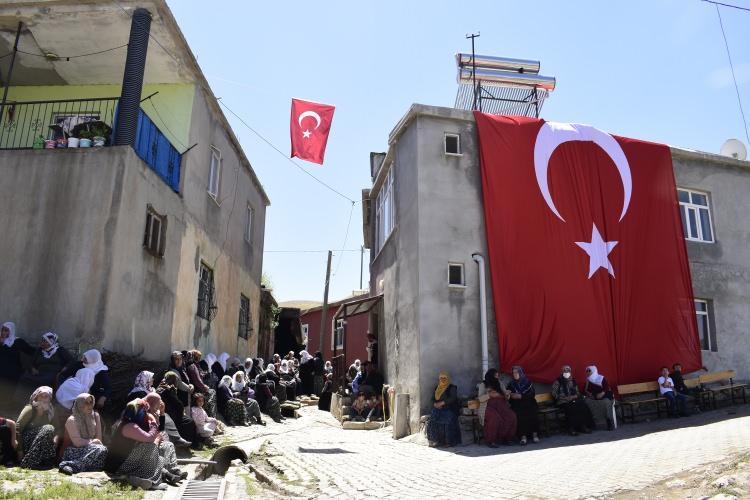 <p><span style="color:#B22222"><strong>BİTLİS</strong></span></p>

<p> </p>

<p>Pençe-Kilit Harekatı bölgesinde terör örgütü mensuplarınca kullanılan bir mağaradaki arama tarama faaliyetinde metan gazından etkilenerek şehit Piyade Sözleşmeli Er Celattin Uyanık'ın (24) şehadet haberi, Bitlis'in Mutki ilçesindeki ailesine ulaştırıldı. Türk bayrağı asılan şehidin evine yakınları ve komşuları geldi.</p>

<p> </p>
