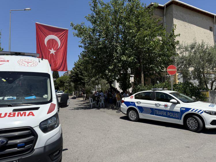 <p><span style="color:#B22222"><strong>MANİSA </strong></span></p>

<p> </p>

<p>Manisalı şehit astsubay kıdemli çavuş Mangura'nın ailesine şehadet haberi verildi</p>

<p> </p>
