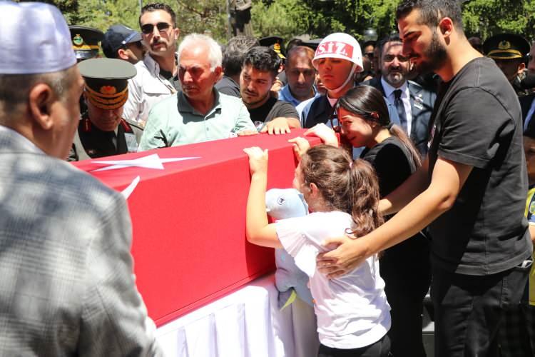 <p>Şehit Uzman Çavuş Ümit Üzüm için memleketi Kayseri’nin Sarız ilçesinde tören düzenlendi. Sarız Merkez Camii’ndeki törene, Aile ve Sosyal Hizmetler Bakanı Mahinur Özdemir Göktaş, Kayseri Valisi Gökmen Çiçek, AK Parti Genel Başkanvekili Mustafa Elitaş, MHP Genel Başkan Yardımcısı ve Kayseri Milletvekili İsmail Özdemir, AK Parti Kayseri Milletvekili Ayşe Böhürler, CHP Kayseri Milletvekili Aşkın Genç, Büyükşehir Belediye Başkanı Memduh Büyükkılıç, şehit Üzüm’ün eşi Nazan, çocukları Hacı Mehmet (13), Ayşe Mina ve Aysima Üzüm (8) ile şehidin ablası, kardeşleri ve çok sayıda vatandaş katıldı.</p>

<p> </p>
