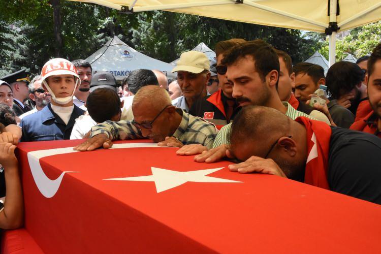 <p>Şehidin annesi Huriye, ağabeyi Ömer ve dedesi Ömer Ali Özkanlı'nın güçlükle ayakta durduğu görüldü. Cenaze törenine katılan İçişleri Bakanı Ali Yerlikaya şehidin annesi, ağabeyi ve dedesine baş sağlığı diledi.</p>

<p>Ömer Ali Özkanlı, şehit torununun Türk bayrağına sarılı naaşına sarıldı, fotoğrafını öperek gözyaşı döktü.</p>
