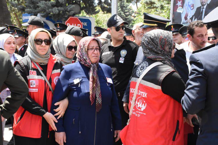 <p>Pençe-Kilit Harekatı bölgesindeki mağarada arama tarama faaliyetinde metan gazından etkilenerek şehit olan Piyade Sözleşmeli Er Özkan Özkanlı'nın cenazesi, memleketi Aksaray'ın Ortaköy ilçesinde toprağa verildi.</p>

<p>Şehit Özkanlı'nın Türk bayrağına sarılı naaşı, Ortaköy Devlet Hastanesi morgundan cenaze töreninin yapılacağı Ortaköy İlçe Meydanı'na getirildi.</p>
