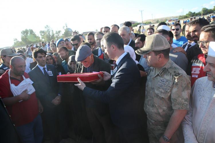 <p>Türk bayrağına sarılı naaşı Karaşeyh köyündeki baba ocağına götürülen şehit Yeşildemir için ikindi namazının ardından köydeki camide cenaze töreni düzenlendi.</p>
