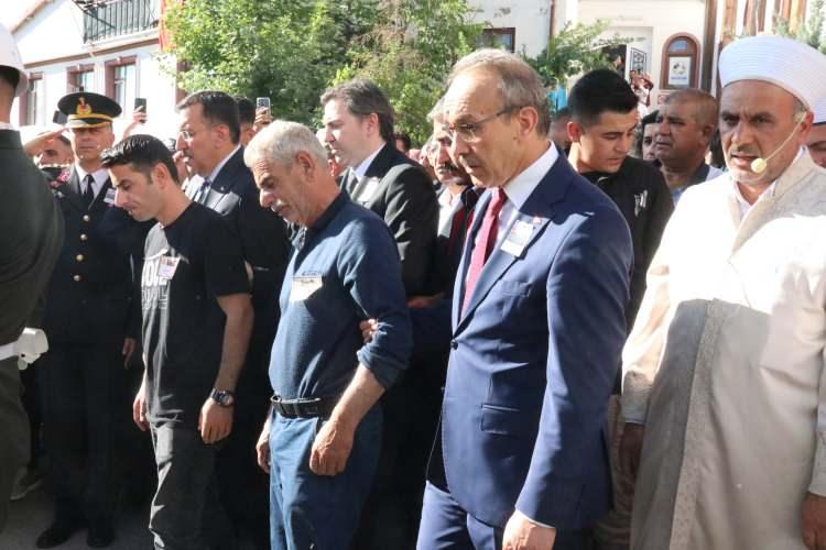 <p>Şehit Akdoğan için ikindi namazının ardından Pütürge ilçesindeki Orta Cami'de cenaze töreni düzenlendi.</p>
