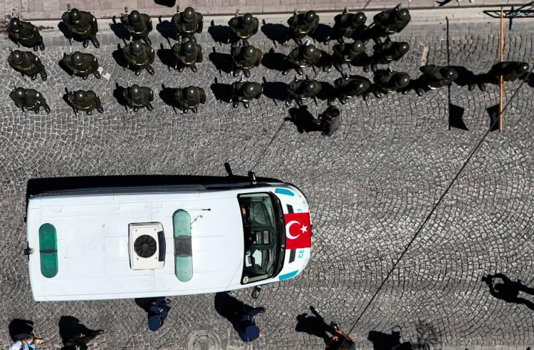 <p>Pençe-Kilit Harekâtı bölgesinde metan gazına maruz kalarak şehit düşen 12 kahraman askerlerimiz son yolculuklarına uğurlanıyor. </p>

<p> </p>
