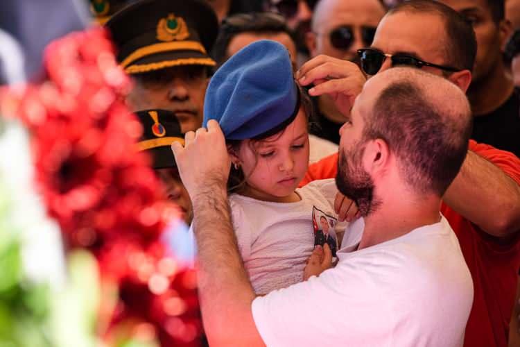 <p>Cenaze namazı öncesi <strong>minik Deniz'e babasının askeri beresi</strong> takıldı.</p>

<p> </p>
