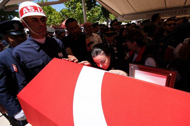 <p>Şehidin annesi, babası, erkek kardeşi, eşi ve minik kızı tabuta sarılıp öperek gözyaşlarına boğuldu. </p>

<p> </p>
