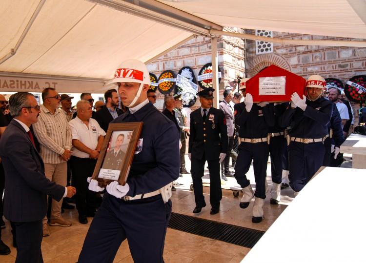 <p>Şehit olan Piyade Komando Astsubay Kıdemli Çavuş Fikret Mangura için Manisa’nın Akhisar ilçesindeki Yeni Camisi’nde cenaze töreni düzenlendi.</p>
