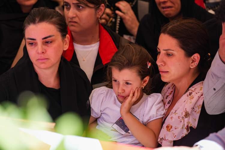 <p>Melahat Türenç ile evli olan 37 yaşındaki şehit Fikret Mangura, 6 yaşında Deniz Ece isimli bir kız babasıydı.</p>

<p><span style="color:#B22222">​</span></p>
