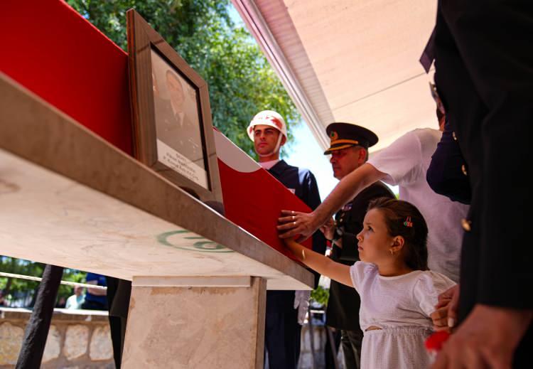 <p><strong>12 şehidimiz için yurdun dört bir yanında cenaze törenleri düzenleniyor. Manisa'da toprağa verilen Şehit Fikret Mangura'nın töreninde, 6 yaşındaki kızı Deniz'in fotoğrafları yürekleri yaktı. </strong></p>

<p> </p>
