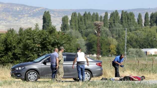 <p><strong>SORUŞTURMA BAŞLATILDI</strong></p><p><br />20.02:Akıncı 4’üncü Ana Jet Üssü’ndeki FETÖ darbesine yönelik operasyon sona erdi.</p><p> </p><p>20.50: Akıncı 4’üncü Ana Jet Üssü’nde yürütülen FETÖ darbesine yönelik operasyonda Jandarma Genel Komutanı Orgeneral Galip Mendi kurtarıldı.</p><p> </p><p>21.57:Ankara Cumhuriyet Başsavcılığı tüm Ağır Ceza Cmhuriyet Başsavcılıklarına yazı gönderdi. Aynı örgüte üye oldukları değerlendirilen idari ve adli yargıda görev yapan toplam 2 bin 745 hakim ve savcının gözaltına alınması ve haklarında soruşturma yapılması istendi.</p>