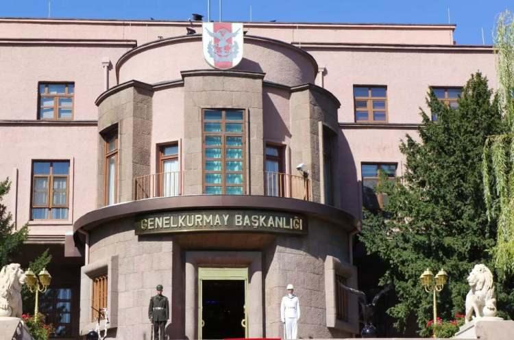 <p><strong>‘ARAÇLARIN HAREKETİNİ DURDURUN’ EMRİ</strong></p><p> </p><p>18.15: Genelkurmay, tüm birliklere acil emirler gönderdi.</p><p> </p><p>18.30: MİT Müsteşarı Hakan Fidan Genelkurmay Başkanı Hulusi Akar ile görüşmek üzere karargaha gitti.</p><p> </p><p>19.20: Karargahta yapılan toplantılarda birliklere ‘acil’ kodlu üç emrin geçilmesi kararlaştırıldı. Dönemin Genelkurmay Başkanı Hulusi Akar'ın imzasıyla ordunun tüm kuvvetlerine,
